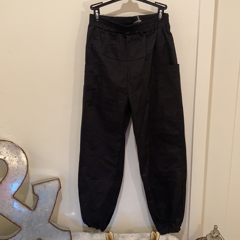 Baggy black pants.stretch waste & ankle. Pockets.M